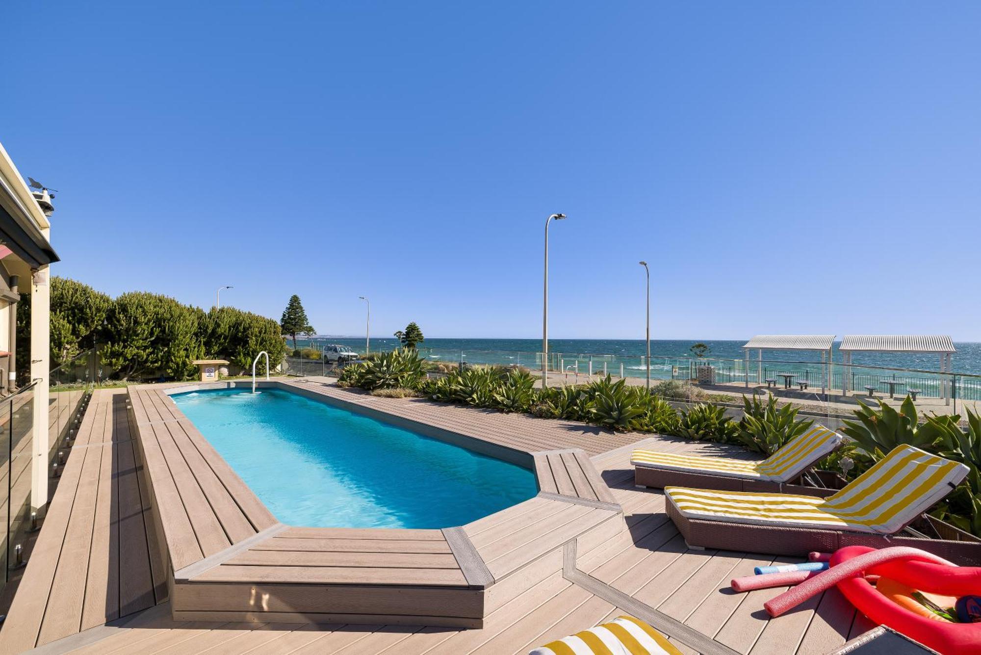 House With Private Beachfront Pool Holiday home Glenelg